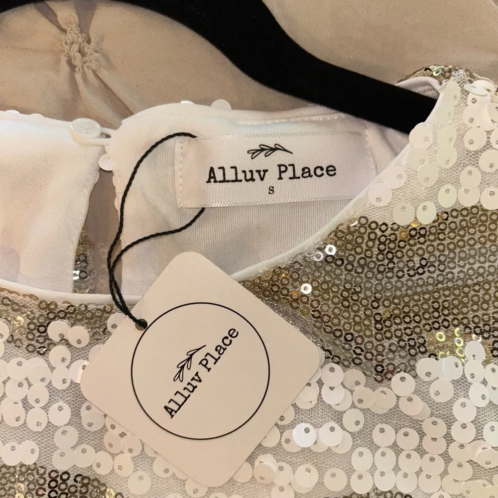 ✨HP✨ Cropped Sequin Top - Picture 8 of 11